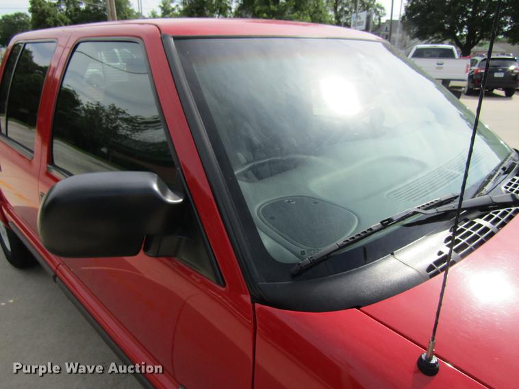 image for item DF3817 2003 Chevrolet S10 Crew Cab pickup truck