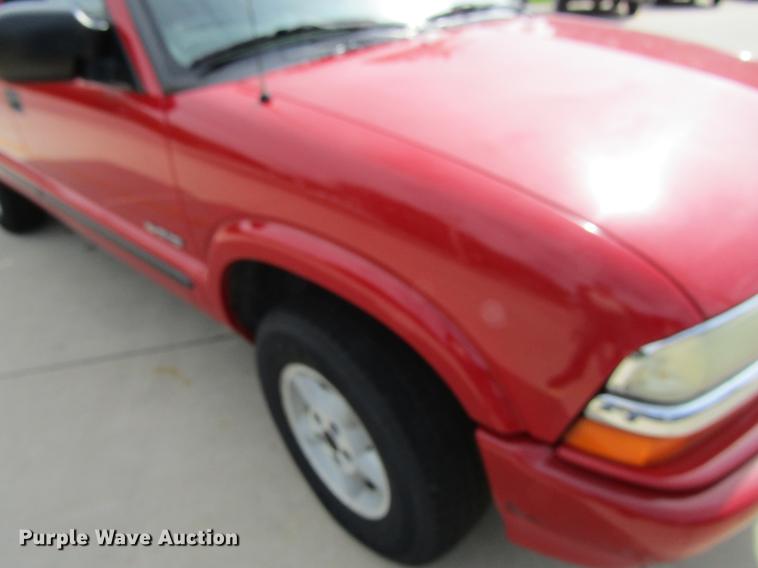 image for item DF3817 2003 Chevrolet S10 Crew Cab pickup truck