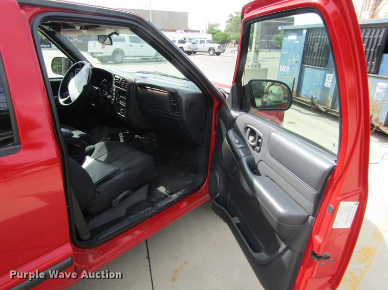 image for item DF3817 2003 Chevrolet S10 Crew Cab pickup truck