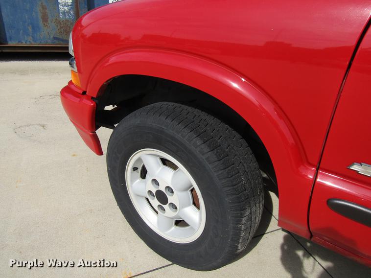 image for item DF3817 2003 Chevrolet S10 Crew Cab pickup truck