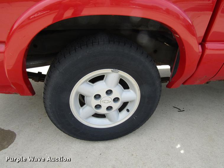 image for item DF3817 2003 Chevrolet S10 Crew Cab pickup truck