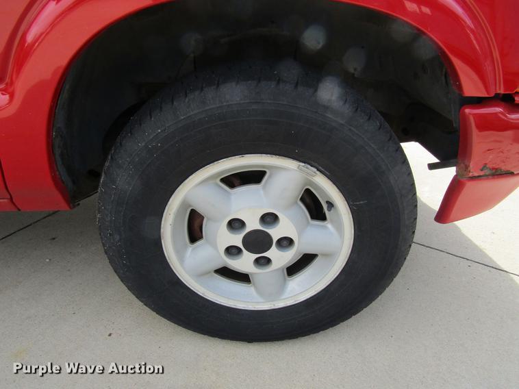 image for item DF3817 2003 Chevrolet S10 Crew Cab pickup truck