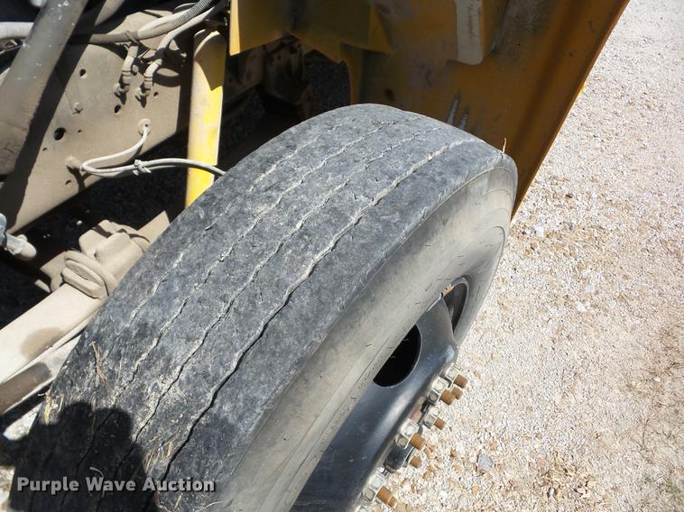 image for item EI9831 2000 International 3800 school bus