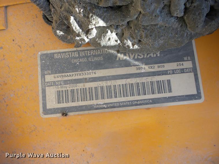 image for item EI9831 2000 International 3800 school bus