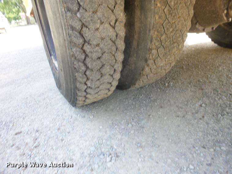 image for item EI9831 2000 International 3800 school bus