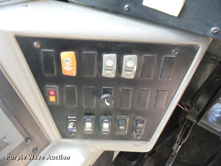 image for item EI9831 2000 International 3800 school bus