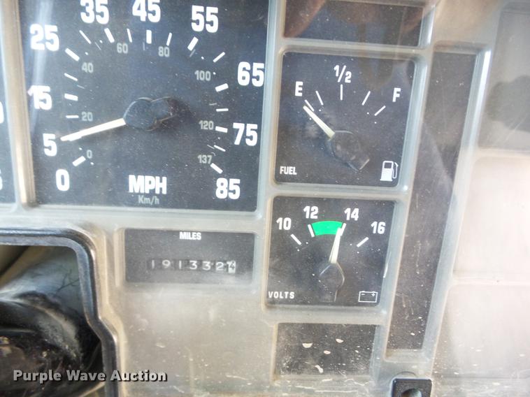 image for item EI9831 2000 International 3800 school bus