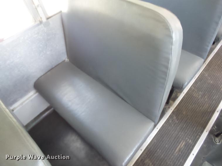 image for item EI9831 2000 International 3800 school bus