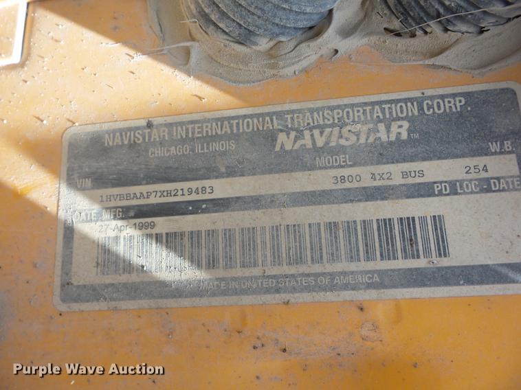 image for item EI9832 1999 International 3800 school bus