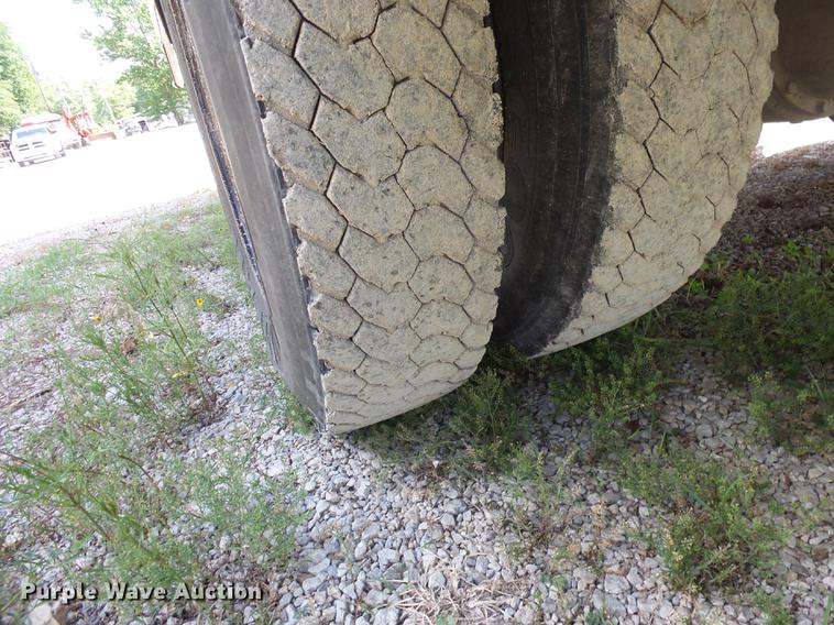 image for item EI9832 1999 International 3800 school bus