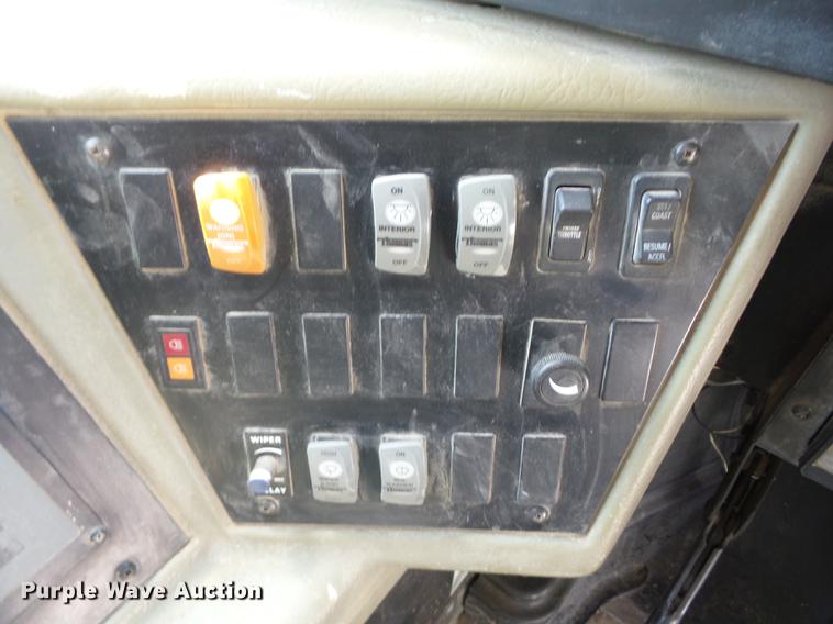 image for item EI9832 1999 International 3800 school bus