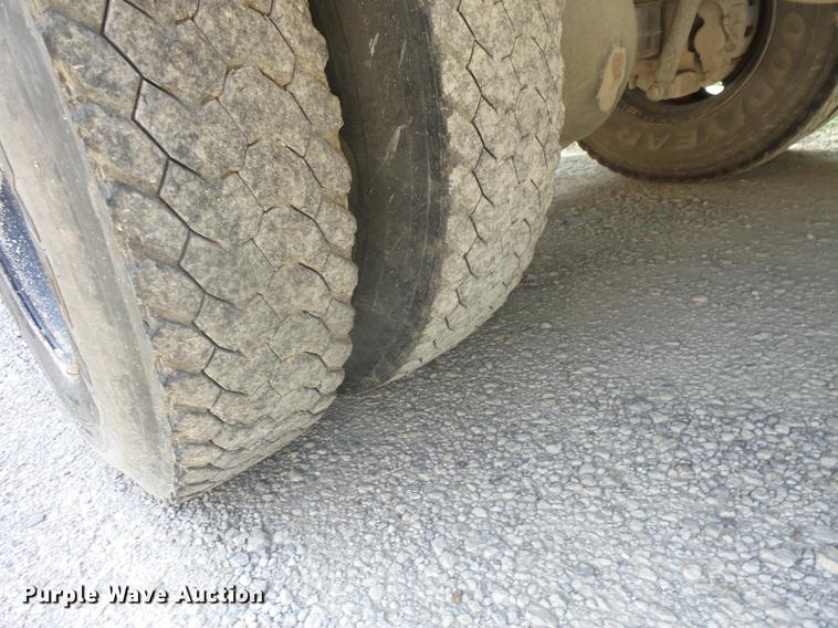 image for item EI9833 1999 International 3800 school bus