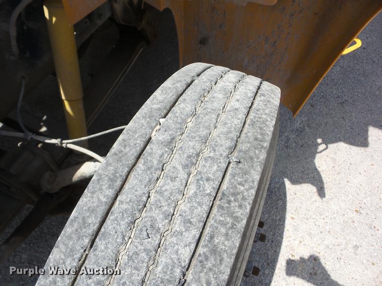 image for item EI9833 1999 International 3800 school bus