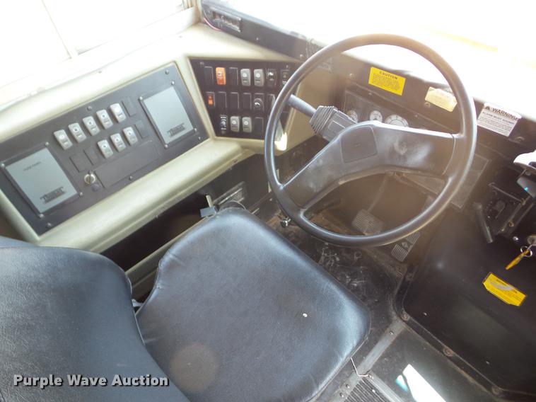 image for item EI9833 1999 International 3800 school bus