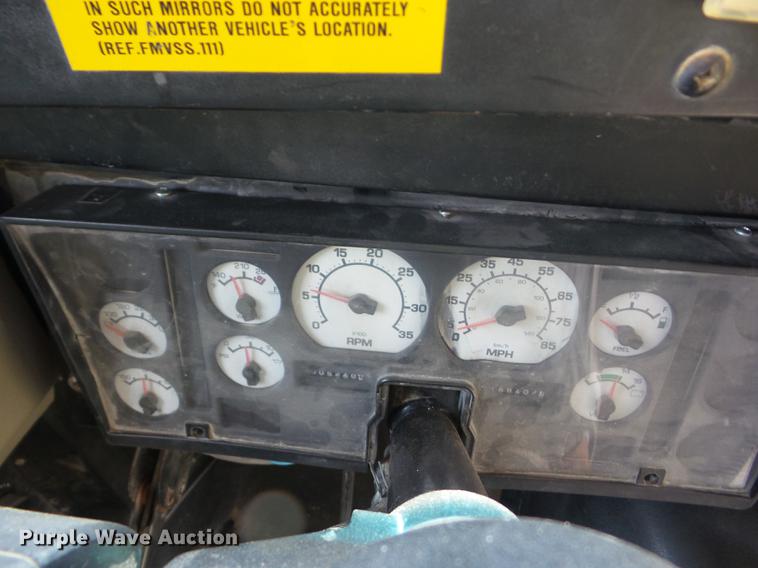 image for item EI9833 1999 International 3800 school bus