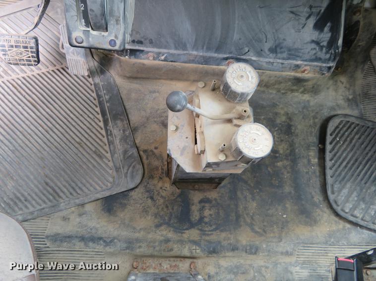 image for item EJ9675 1998 International 2554 dump truck