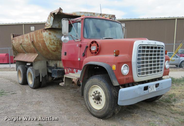 image for item EJ9676 1994 Ford LT8000 dump truck