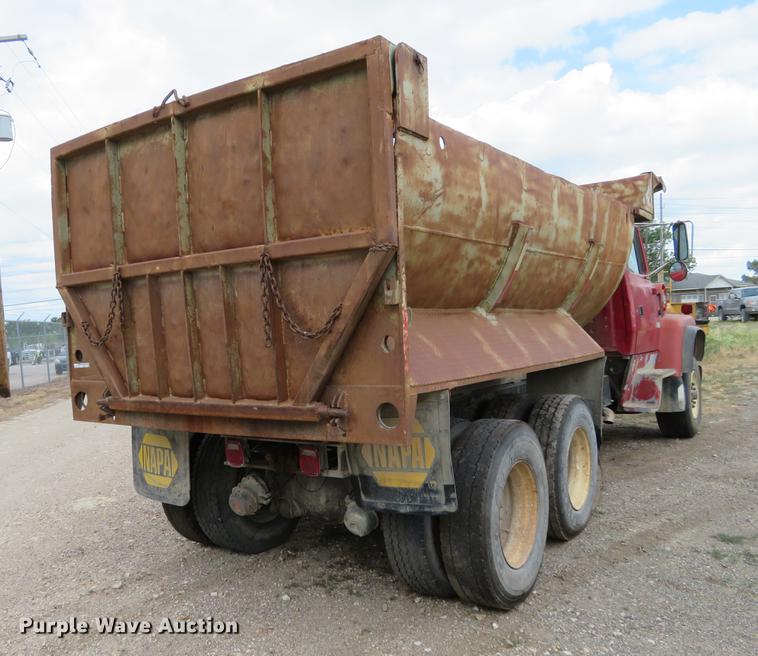 image for item EJ9676 1994 Ford LT8000 dump truck