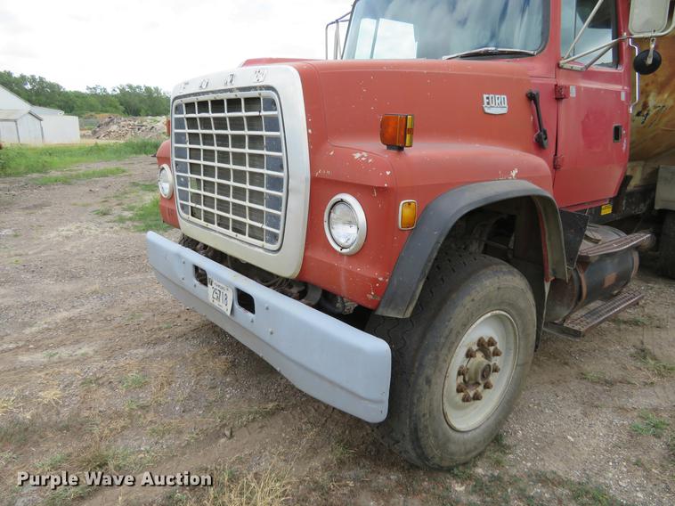 image for item EJ9676 1994 Ford LT8000 dump truck