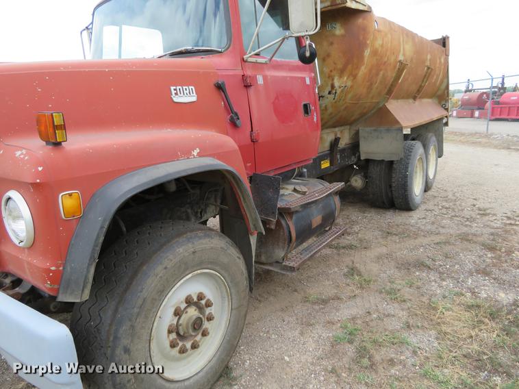 image for item EJ9676 1994 Ford LT8000 dump truck