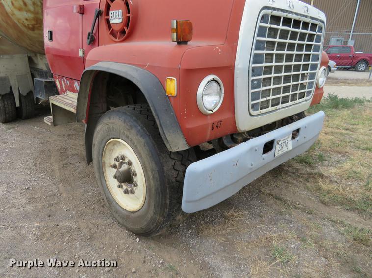 image for item EJ9676 1994 Ford LT8000 dump truck