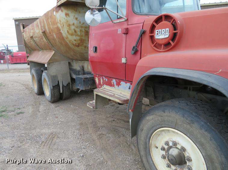image for item EJ9676 1994 Ford LT8000 dump truck