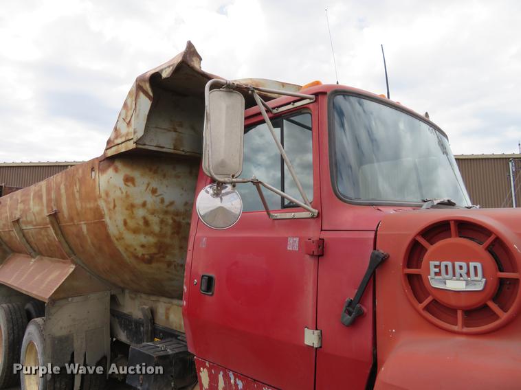 image for item EJ9676 1994 Ford LT8000 dump truck