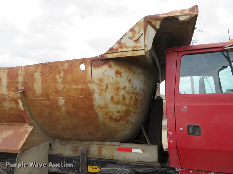 image for item EJ9676 1994 Ford LT8000 dump truck