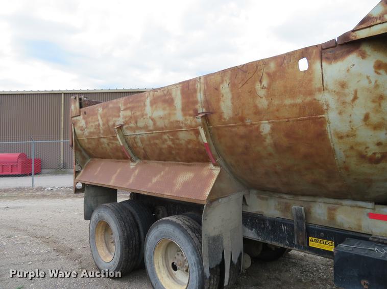 image for item EJ9676 1994 Ford LT8000 dump truck