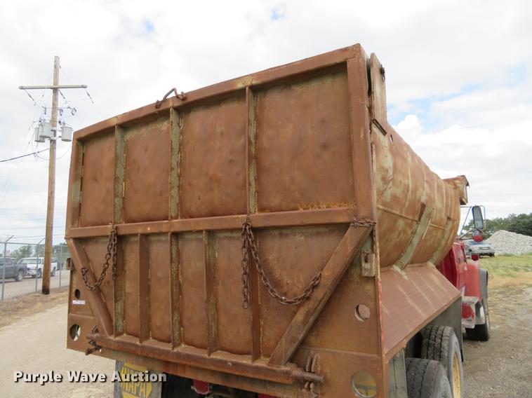 image for item EJ9676 1994 Ford LT8000 dump truck