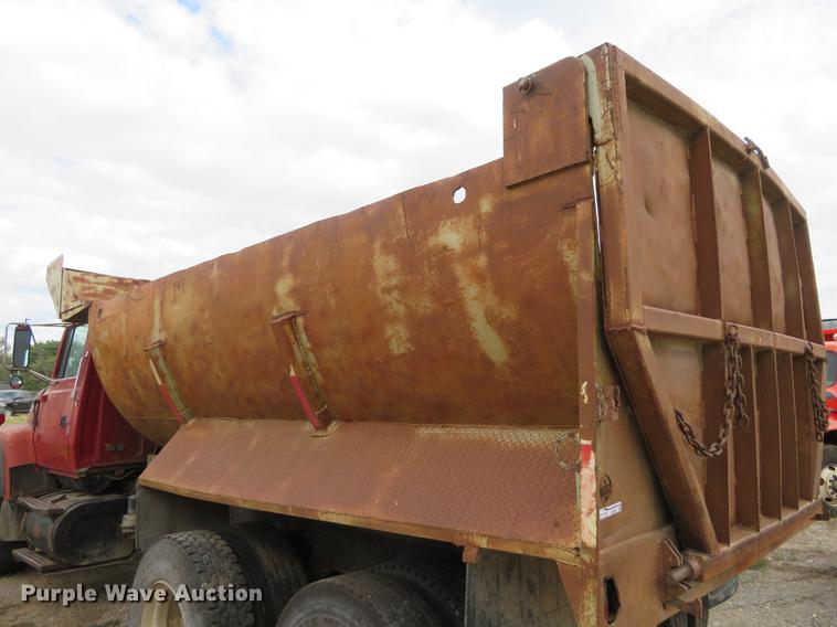 image for item EJ9676 1994 Ford LT8000 dump truck