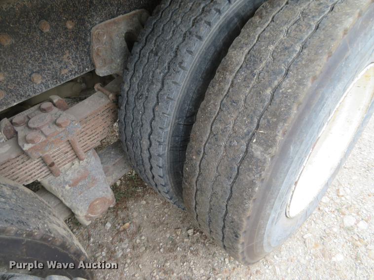 image for item EJ9676 1994 Ford LT8000 dump truck