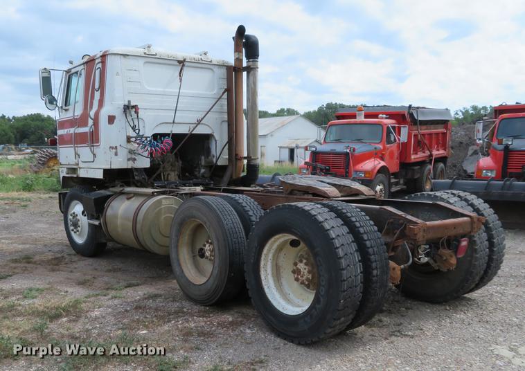 image for item EJ9677 1977 International Transtar II semi truck
