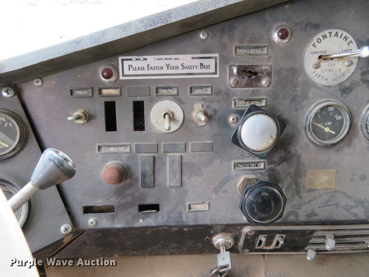 image for item EJ9677 1977 International Transtar II semi truck