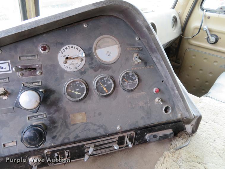 image for item EJ9677 1977 International Transtar II semi truck