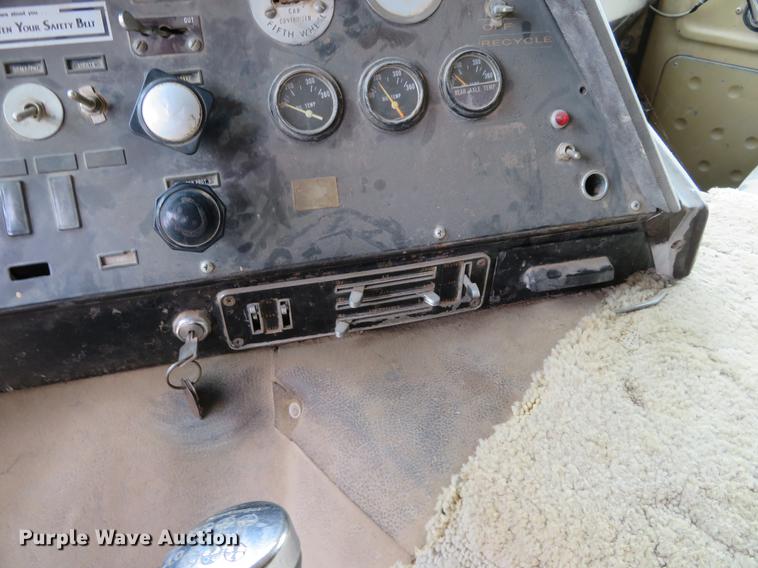 image for item EJ9677 1977 International Transtar II semi truck