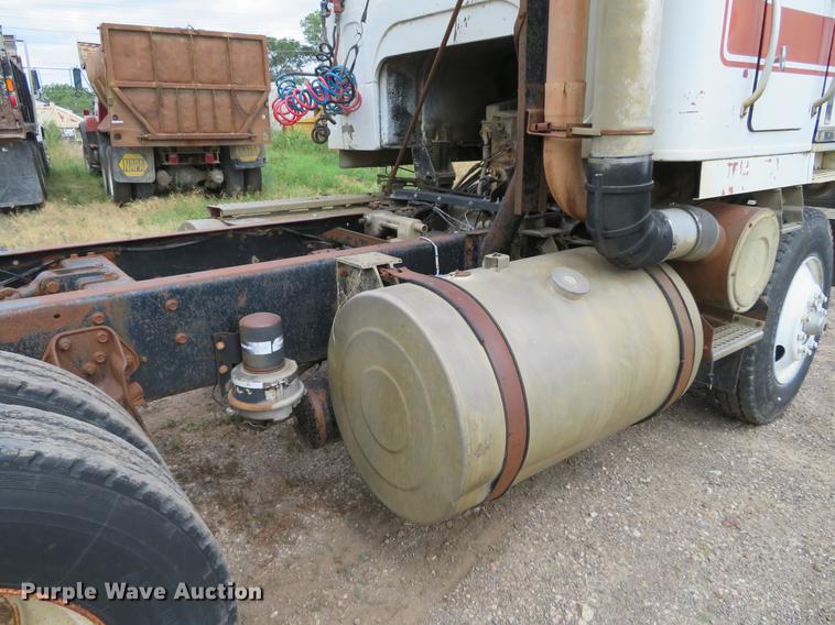 image for item EJ9677 1977 International Transtar II semi truck