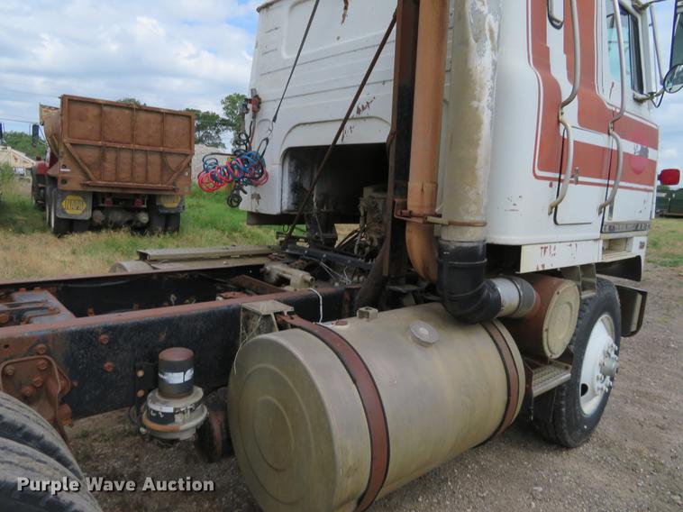 image for item EJ9677 1977 International Transtar II semi truck