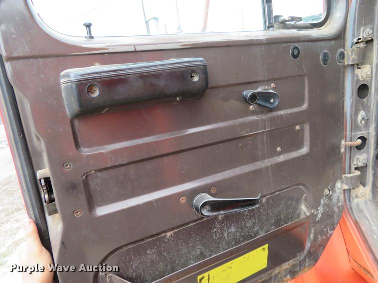 image for item EJ9678 1993 International 4900 dump truck