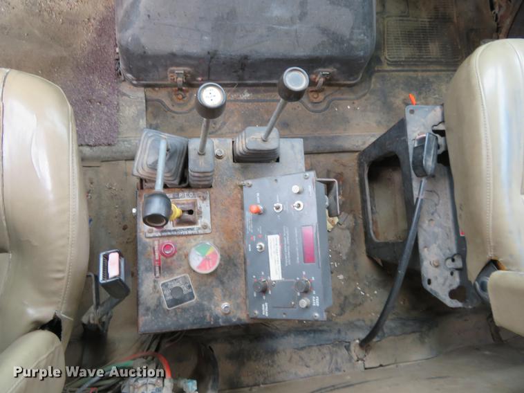 image for item EJ9678 1993 International 4900 dump truck