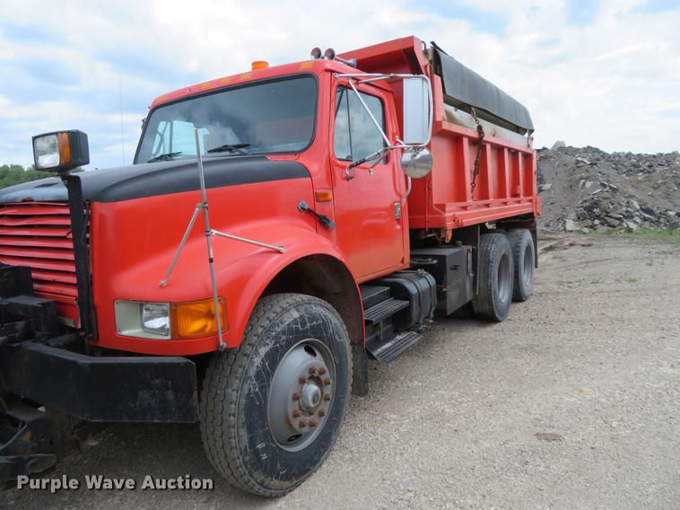 image for item EJ9678 1993 International 4900 dump truck