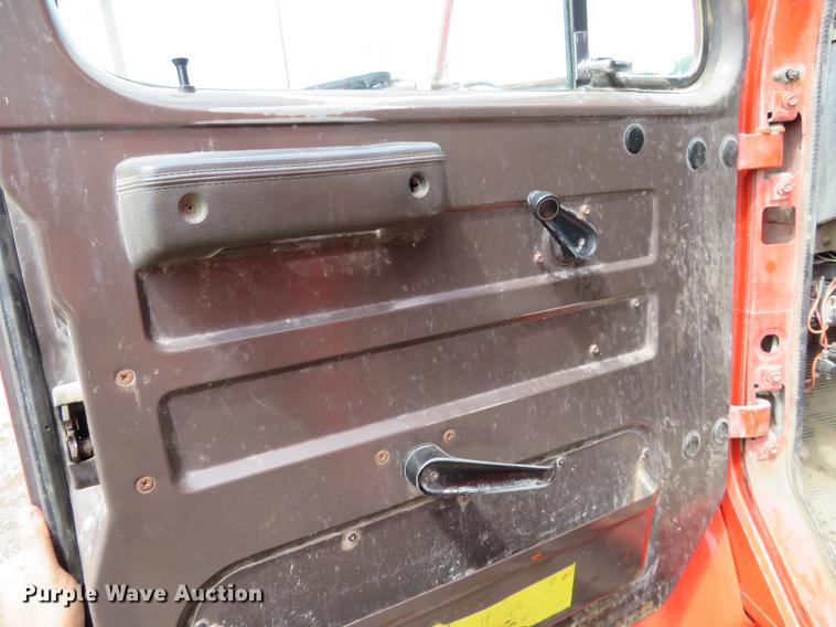 image for item EJ9679 1997 International 4900 dump truck