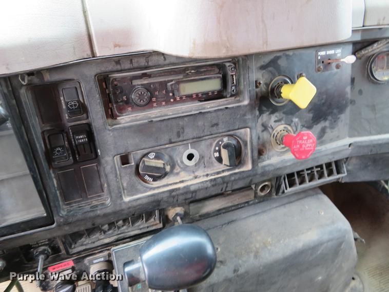 image for item EJ9679 1997 International 4900 dump truck