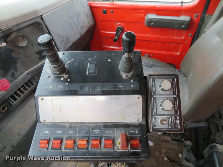 image for item EJ9679 1997 International 4900 dump truck