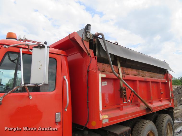image for item EJ9679 1997 International 4900 dump truck