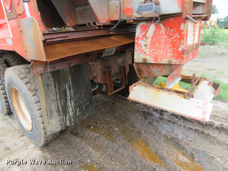 image for item EJ9679 1997 International 4900 dump truck