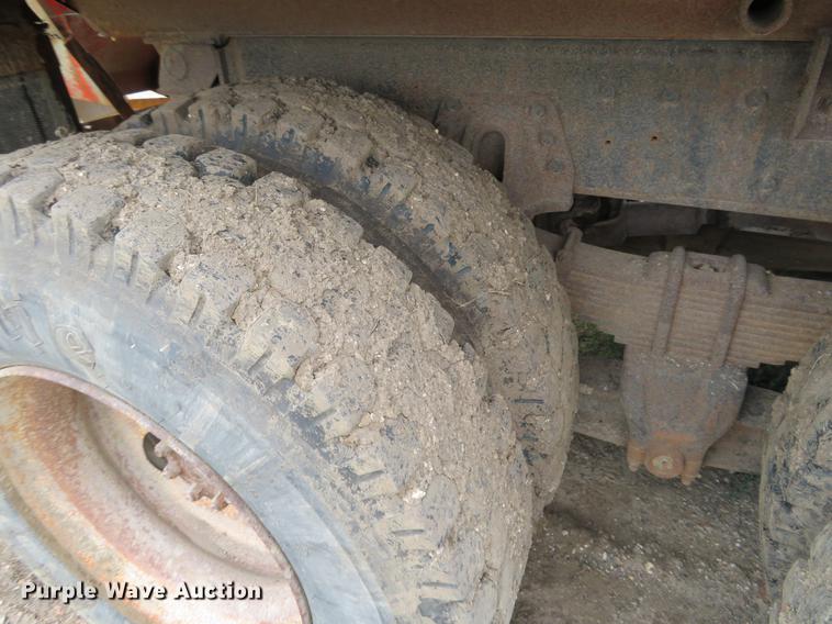 image for item EJ9679 1997 International 4900 dump truck