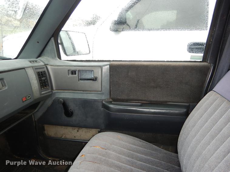 image for item DE1769 1991 Chevrolet S10 pickup truck