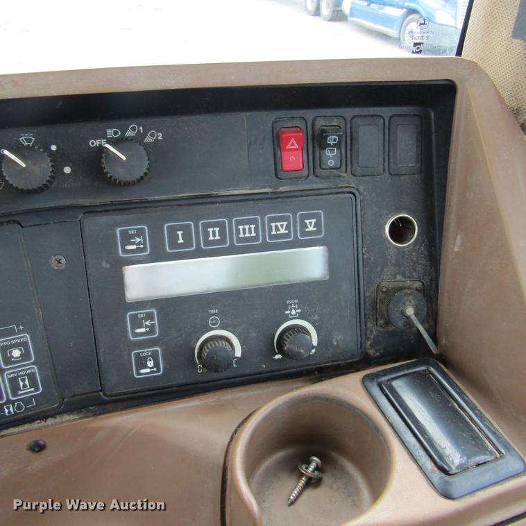image for item DD2679 1998 John Deere 9300 4WD tractor