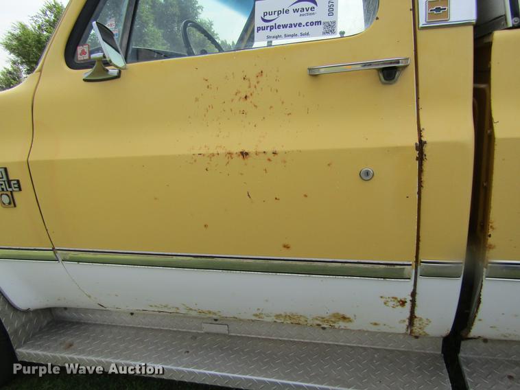 image for item DD5762 1983 Chevrolet Scottsdale 10 pickup truck